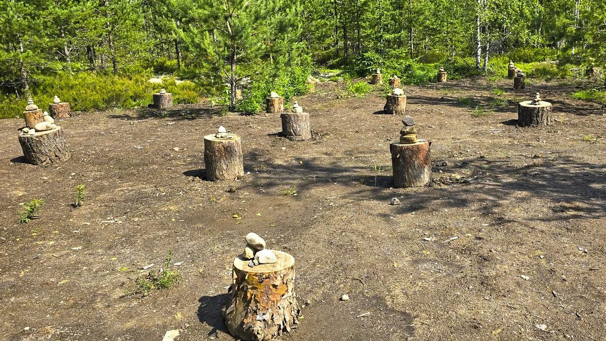 Поляна балансирующих камней на тропе Ярви
