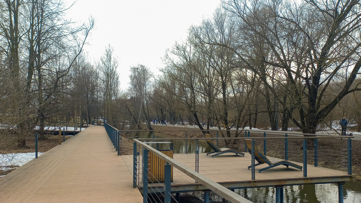 Зона отдыха на экотропе вдоль реки Яуза в Москве