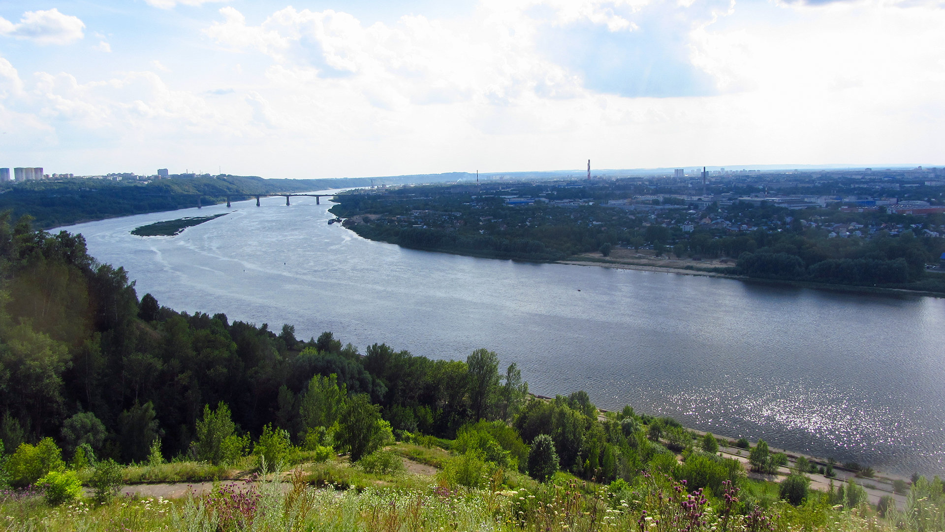 Вид на Оку и заокскую часть Нижнего Новгорода